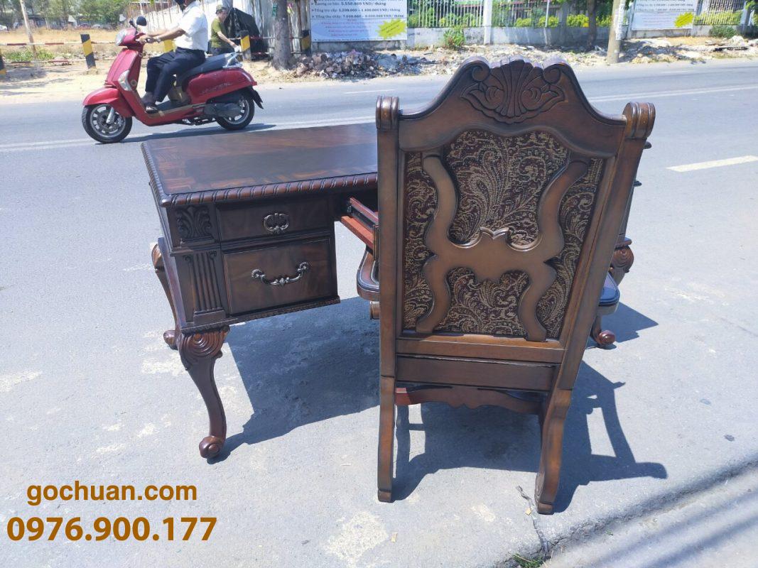 Bàn làm việc cổ điển