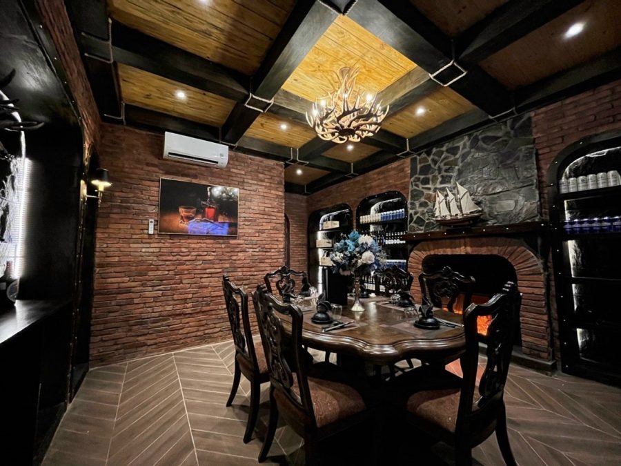 Set bàn ăn phòng rượu